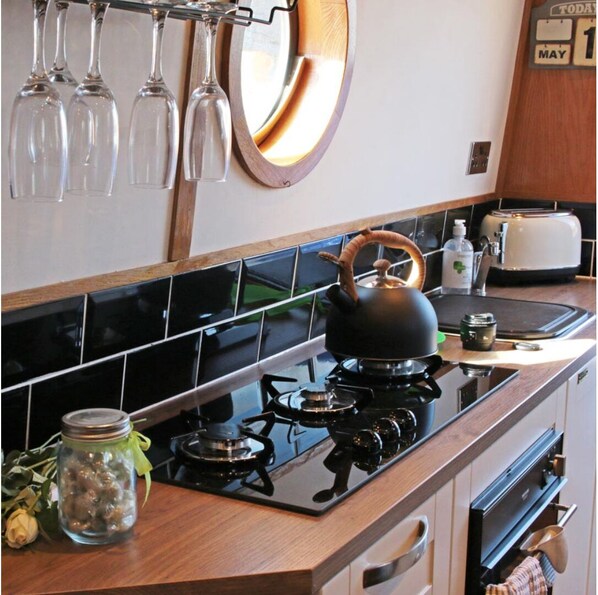 Refrigerador, microondas, horno, placa de cocina