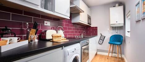 Kylskåp, mikrovågsugn, ugn och spishäll