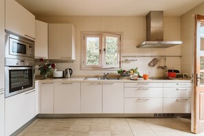 Fridge, microwave, oven, coffee/tea maker