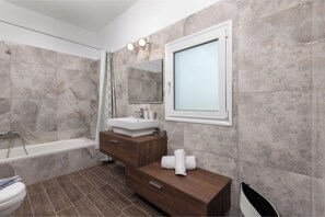 Tina con regadera, secadora de cabello, toallas, jabón 