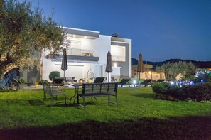 Outdoor dining - Mika Villa with Private Pool (Αφάντου)