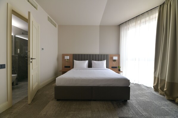 Standard-Doppelzimmer | Hochwertige Bettwaren, Minibar, Zimmersafe, Schreibtisch