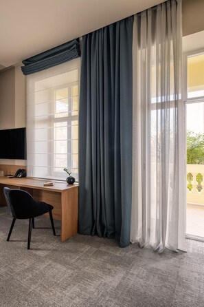 Hochwertige Bettwaren, Minibar, Zimmersafe, Schreibtisch