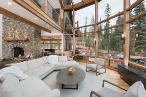 TV connectée, cheminée, table de tennis de table