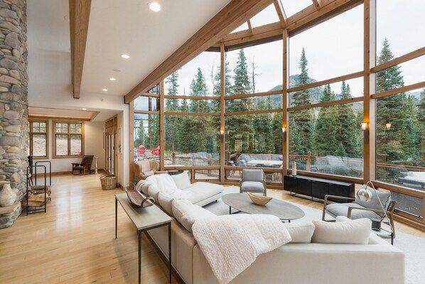 TV connectée, cheminée, table de tennis de table