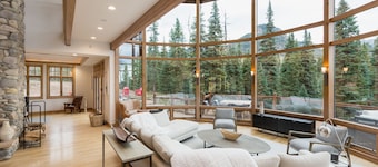 Luxurious Mountain Lodge – Views, Hot Tub/Ping Pong – 5 Min from Purg
