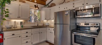 Bear's Den: 2  BR, 1  BA Cabin / Bungalow in Tahoma, Sleeps 4