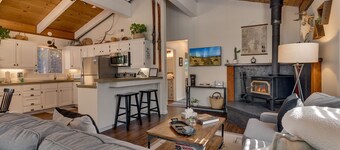 Bear's Den: 2 BR, 1 BA Cabin / Bungalow in Tahoma, Sleeps 4