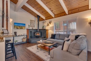 Fernseher, Kamin, DVD-Player