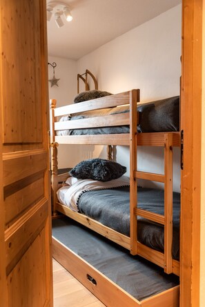 2 bedrooms, iron/ironing board, free WiFi
