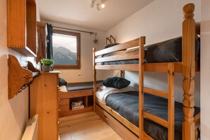 2 bedrooms, iron/ironing board, free WiFi