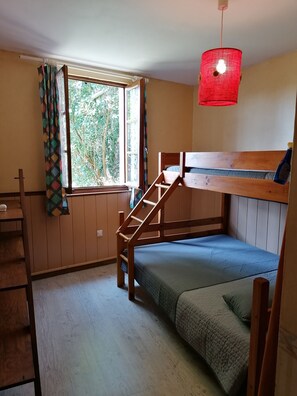 2 habitaciones y tabla de planchar con plancha 
