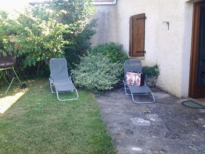 Terrace/patio - Gîte in the countryside, ideal for green vacations, 5 minutes from bird lake. (Laramiere)