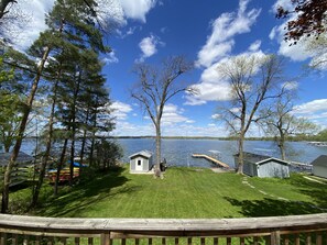 Une propriété au bord du lac, dotée d’un quai, de petits chalets et d’une zone herbeuse.