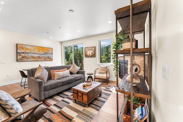 TV, fireplace - Overlooks Snake River w/ Great Mountain View, Close to Everything in Keystone (Keystone)