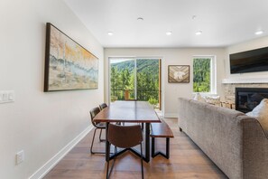 Interior - Overlooks Snake River w/ Great Mountain View, Close to Everything in Keystone (Keystone)