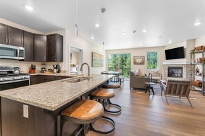 Frigorífico, microondas, horno y placa de cocina