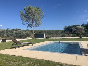 A rectangular swimming pool with a built-in hot tub, surrounded by a concrete deck. - Entire villa in quiet, not overlooked location (Pernes-les-Fontaines)