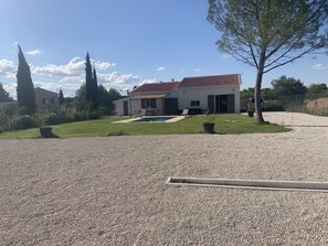 Exterior - Entire villa in quiet, not overlooked location (Pernes-les-Fontaines)