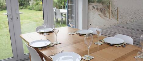 Mökki | Yksityinen keittiö | Jääkaappi, astianpesukone, keittoastiat/astiat/ruokailuvälineet