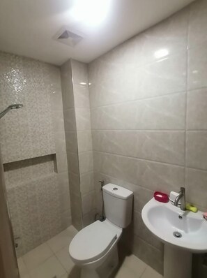 Superior Double Room | Bathroom | Shower, free toiletries, bidet, towels