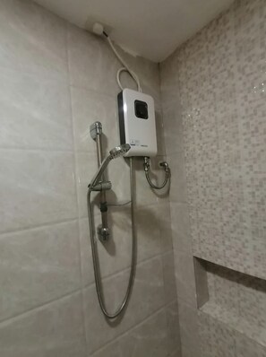 Superior tweepersoonskamer | Badkamer | Een douche, gratis toiletartikelen, een bidet, handdoeken