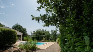 A backyard with a swimming pool, a covered patio, and surrounding greenery. - Villa "La Romarine" for 6 people in a quiet location with magnificent views  (Salernes)