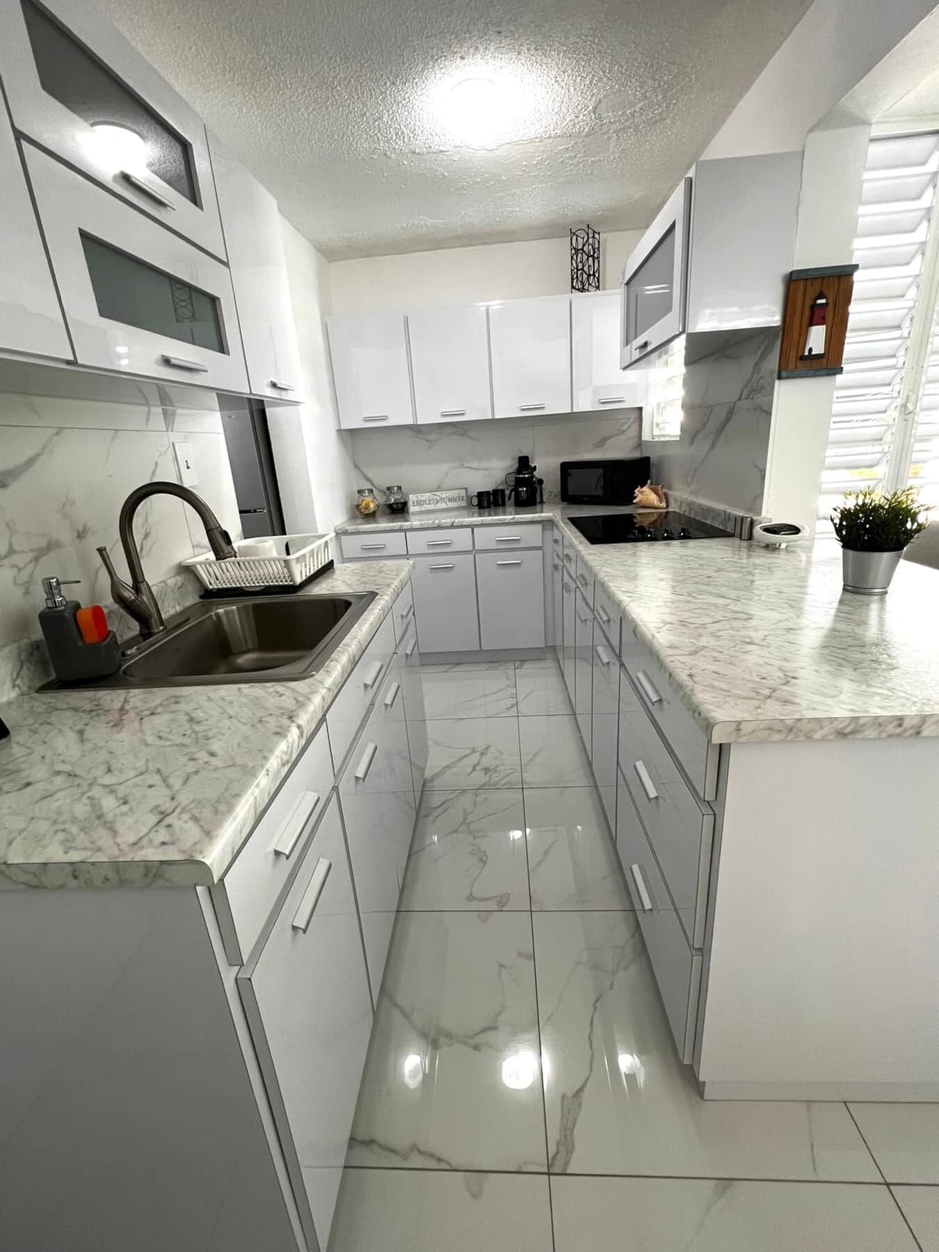 Réfrigérateur, four à micro-ondes, un four, surface de cuisson