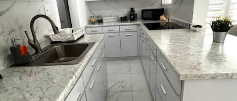 Réfrigérateur, four à micro-ondes, un four, surface de cuisson