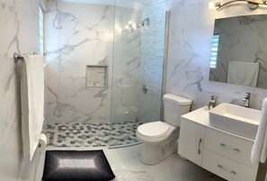 Dusche, Handtücher, Toilettenpapier