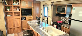 RafterTFarm - The Star: Cozy Ranch Stay in an RV 