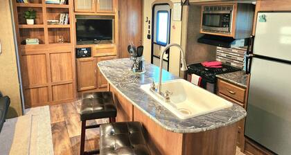 RafterTFarm - The Star: Cozy Ranch Stay in an RV