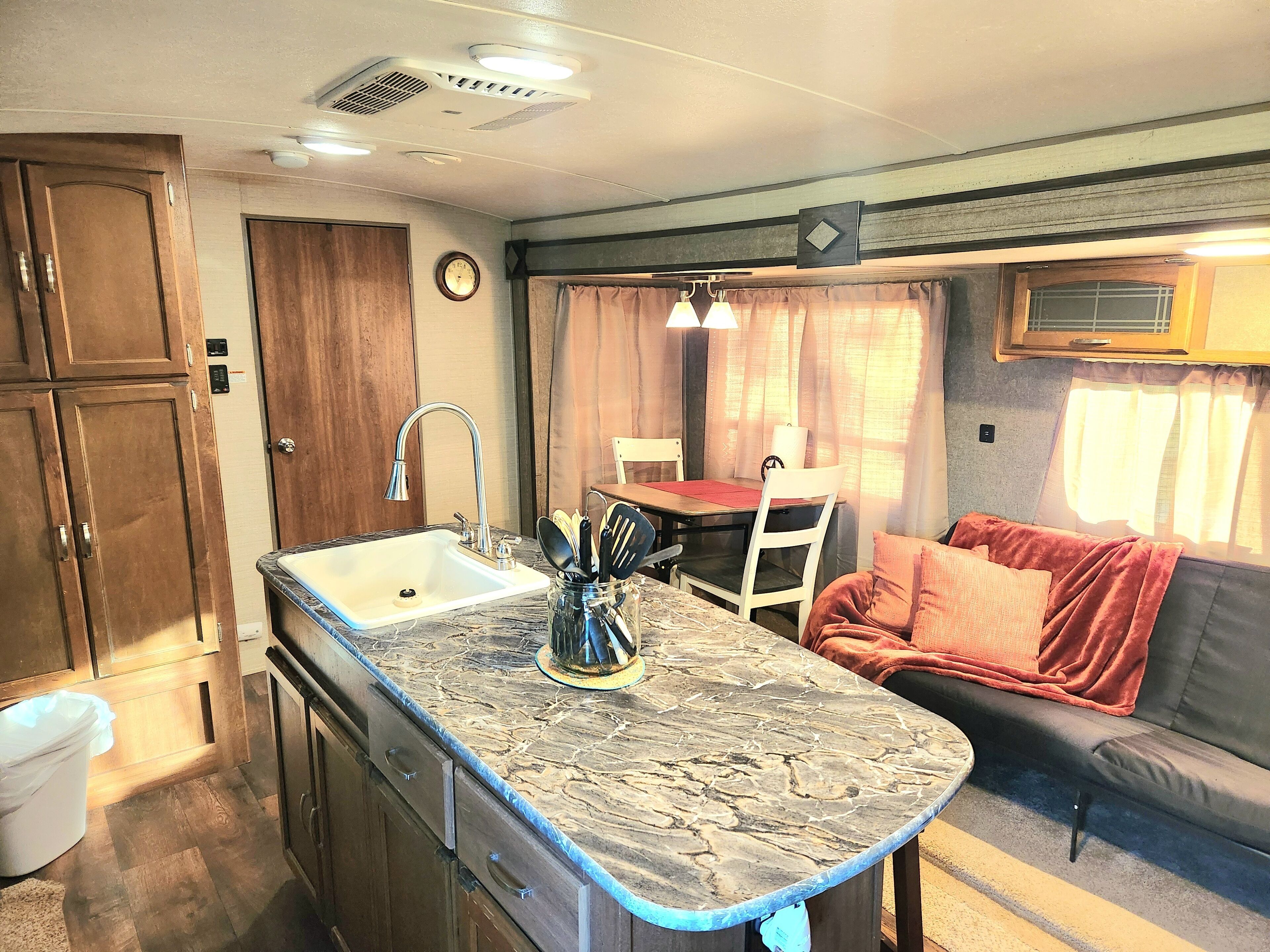 Televisión, reproductor de DVD, libros y estéreo 