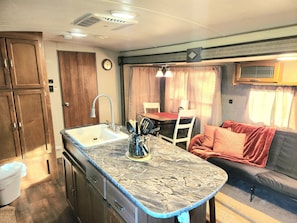 Télévision, lecteur de DVD, livres, chaîne hi-fi