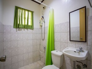 Shower, free toiletries, towels - OYO 814 Laurien's Budget Hotel (Tagaytay)