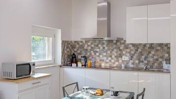 Frigorifero, microonde, piano cottura, macchina per tè/caffè