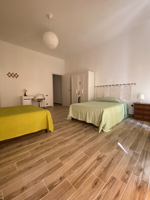2 bedrooms, desk, iron/ironing board, free WiFi - Spacious apartment in the city center (CAGLIARI)