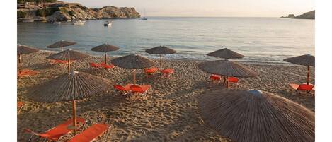 En la playa y camastros