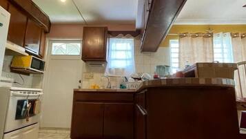 Køleskab, mikrobølgeovn, ovn, kogeplade