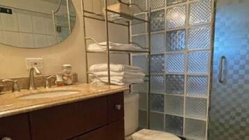 Douche, serviettes fournies, savon, shampoing