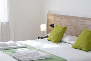 Egyptian cotton sheets, premium bedding, desk, laptop workspace - LVG Hotel Collection - Tornielli 9 (Novara)