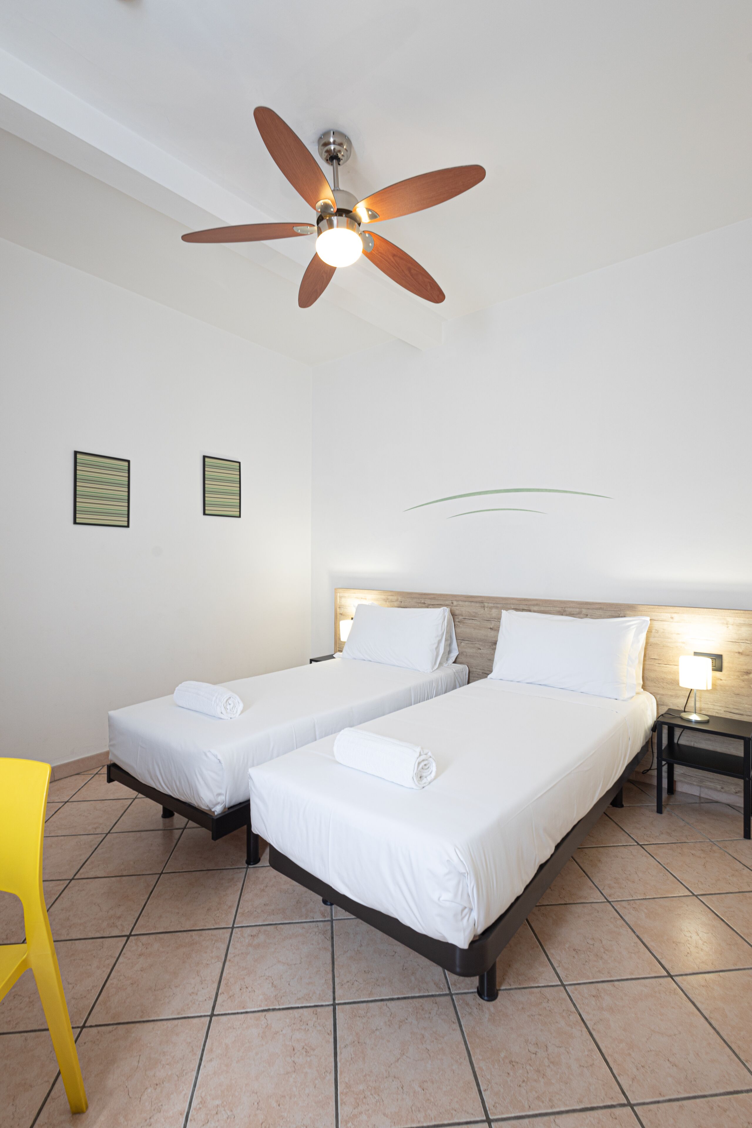 Standaard vierpersoonskamer | Lakens van Egyptisch katoen, luxe beddengoed, een bureau