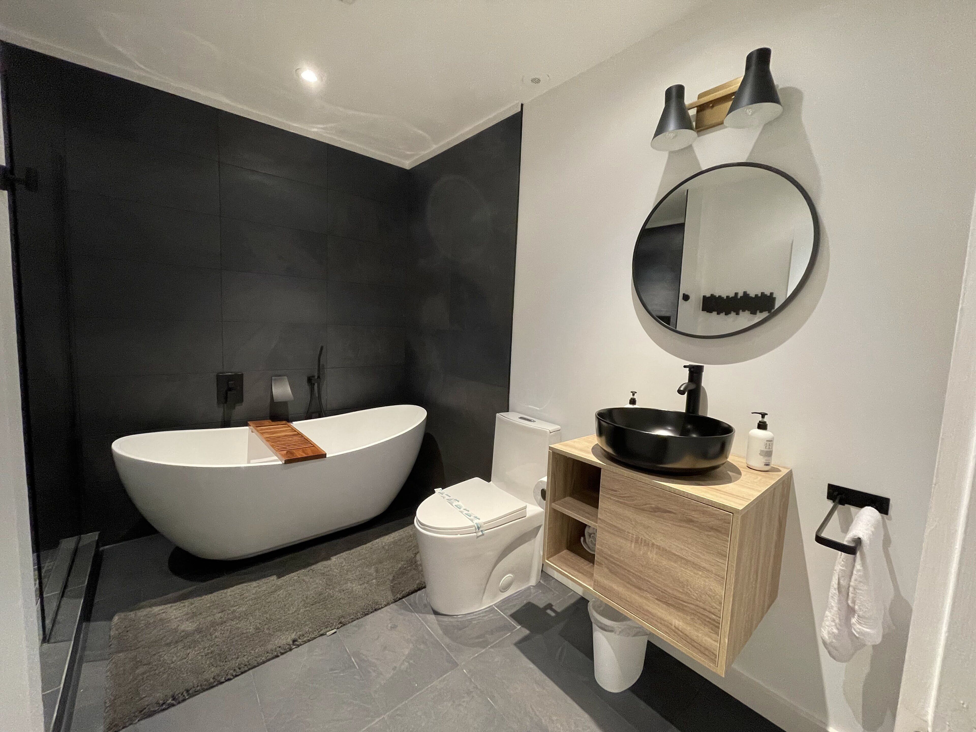 Combined shower/bathtub, jetted bath, hair dryer, towels