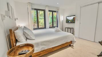 3 bedrooms, desk, iron/ironing board, travel crib