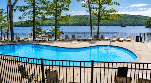 Lakefront Condo + Club & Pool Access - Sleeps 9