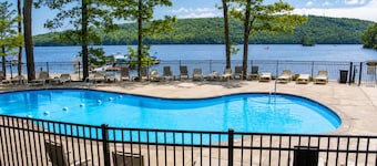 Lakefront Condo + Club & Pool Access - Sleeps 9