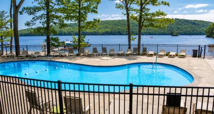 Lakefront Condo + Club & Pool Access - Sleeps 9