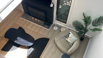 Smart TV, caminetto, libri