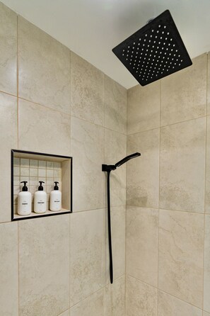Ensemble douche/baignoire, baignoire à jets, sèche-cheveux
