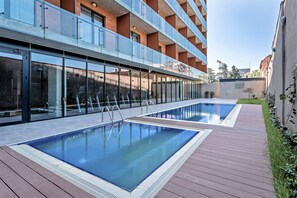 Innendørsbasseng, sesongbasert utendørsbasseng og solsenger